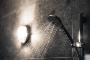 Comment nettoyer et entretenir un pommeau de douche anti-calcaire