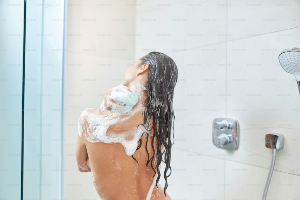 Douche qui fuit, coule ou goutte : causes, solutions et prévention pour une salle de bain au sec