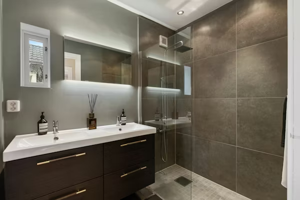 Vanité de salle de bain 48 pouces : le compromis parfait ? Guide Canada 2026