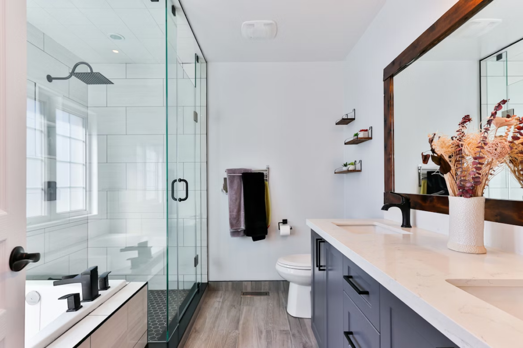 Rénover la faïence d'une salle de bain : peinture, plaquettes ou remplacement ?