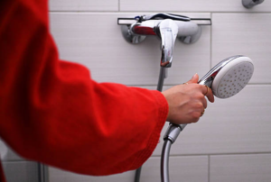 Pommeau de douche qui coule après fermeture : pourquoi ça arrive et comment y remédier