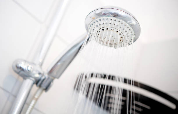 Pommeau de douche au plafond : tout ce qu'il faut savoir avant de se lancer