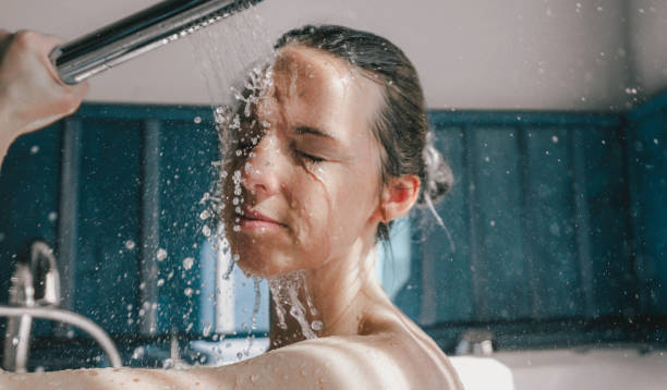 Pommeau de douche au plafond : tout ce qu'il faut savoir avant de se lancer