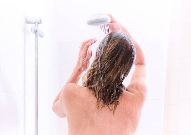 Pommeau de douche au plafond : tout ce qu'il faut savoir avant de se lancer