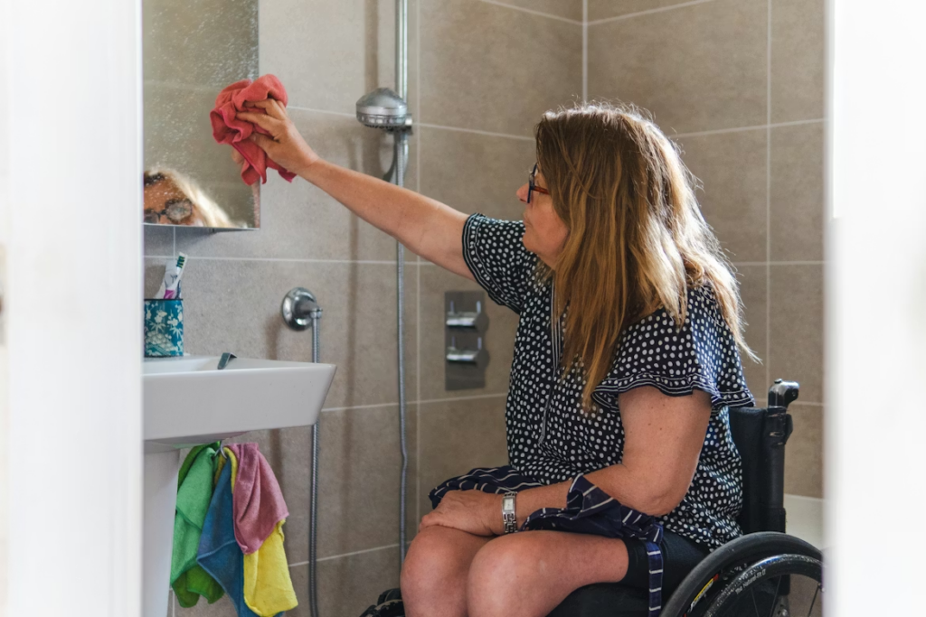 Rénovation de salle de bain PMR : normes, aides et aménagements
