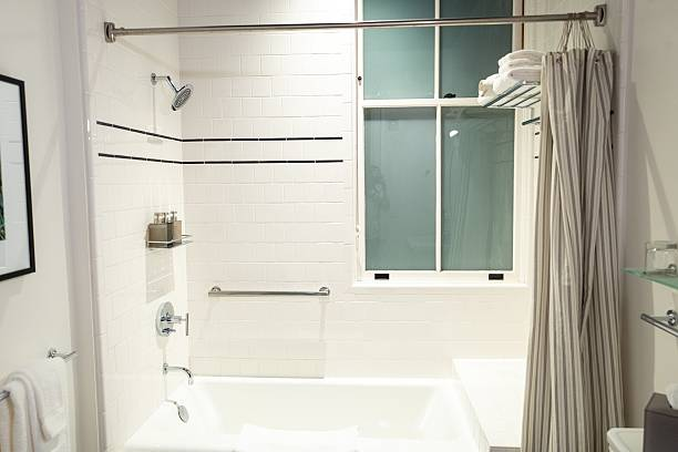 Calcaire sur les parois et vitres de douche : comment l'enlever (et l'éviter pour de bon)