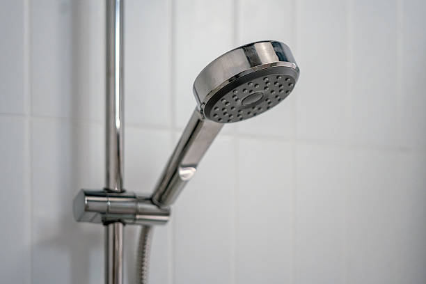 Calcaire sur les parois et vitres de douche : comment l'enlever (et l'éviter pour de bon)
