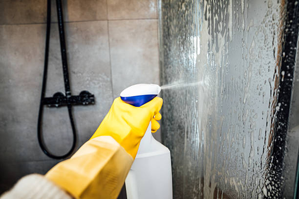 Calcaire sur les parois et vitres de douche : comment l'enlever (et l'éviter pour de bon)