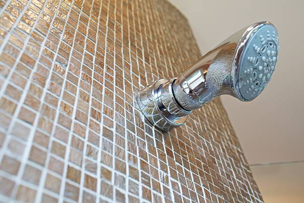 Installer un pommeau de douche haute pression : le guide complet, et le modèle qu’on recommande
