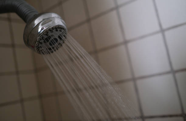 Pommeau de douche filtrant avec billes minérales anti calcaire dans le manche