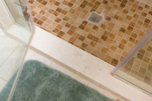 Tapis de douche d'angle : le guide pour les douches en coin