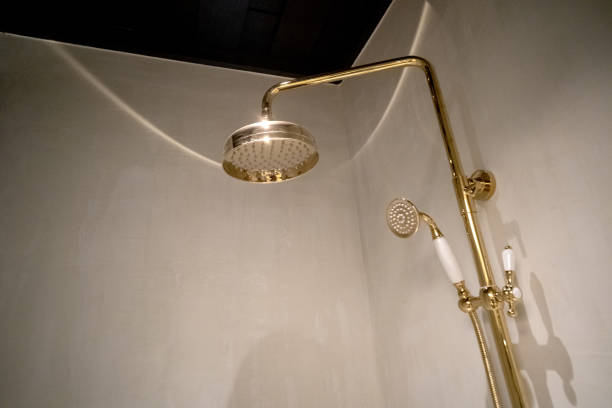 Colonne de douche dorée : comment bien la choisir (or brossé, or rose, doré mat)