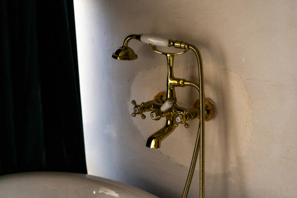 Colonne de douche dorée : comment bien la choisir (or brossé, or rose, doré mat)