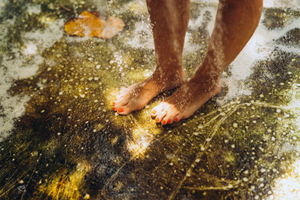 Eau de douche jaune ou trouble : causes possibles et solutions