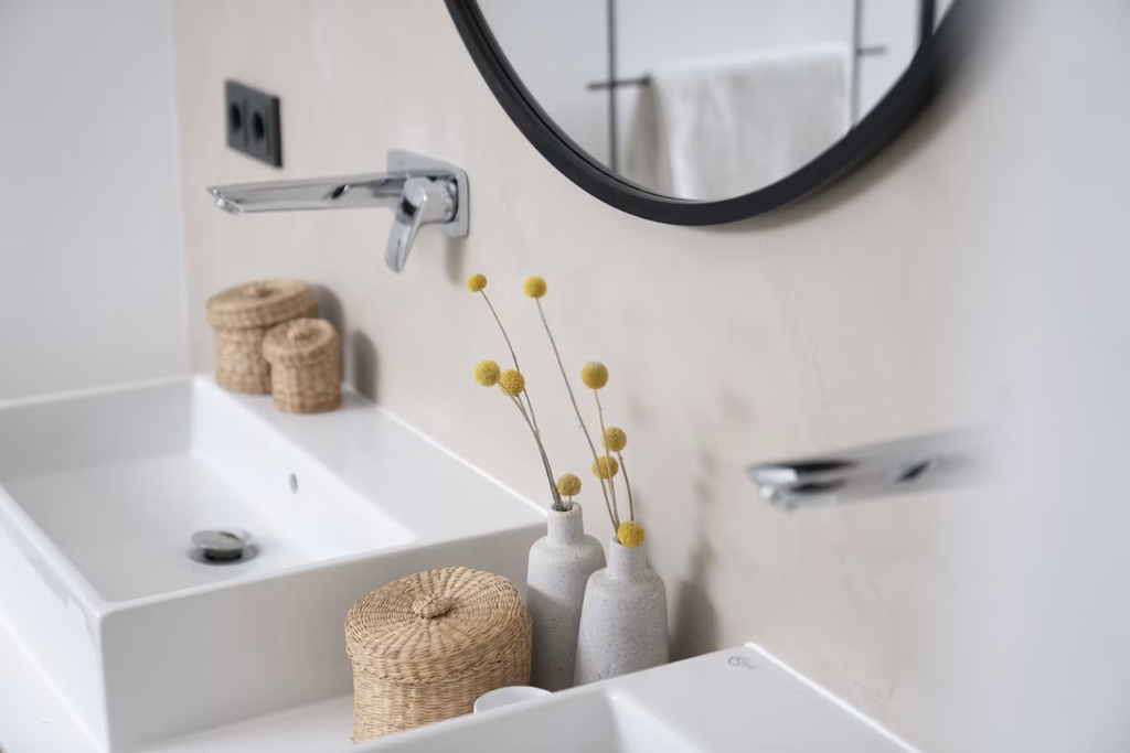 Quelle hauteur pour un lavabo ou une vasque de salle de bain ? (normes 2026)