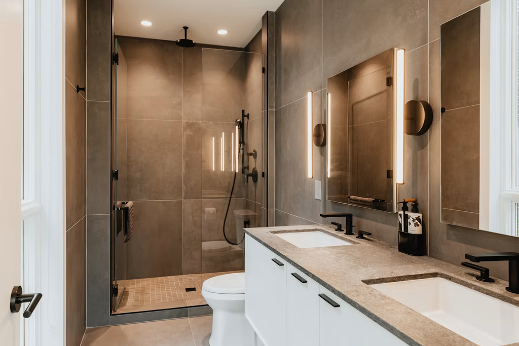 Comment nettoyer les joints de douche et de salle de bain (méthodes naturelles)
